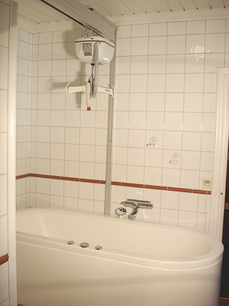 Whirlpool tub with ceiling lift
