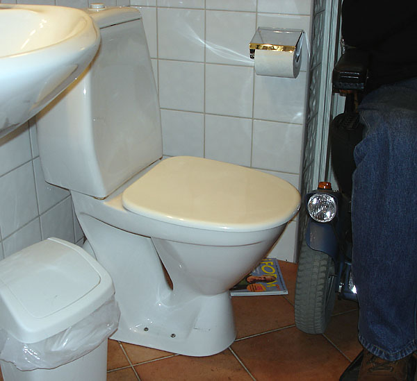 Toilet chair 7 cm shorter, front edge at the same level as the door frame.