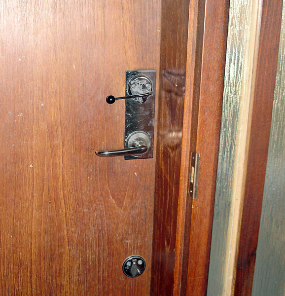 Låsöppnare Romboid fixerad på dörrens låsvred
