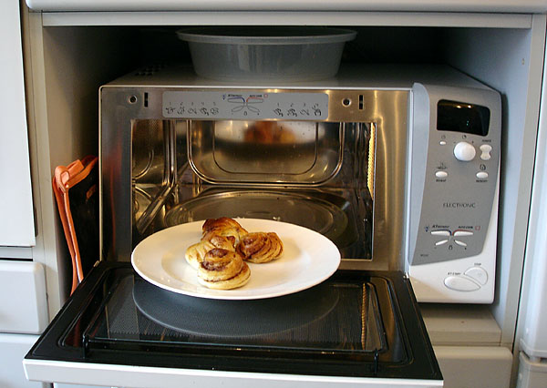 Microwave oven with open door