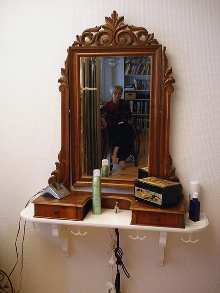 Spegel med hatthylla under
