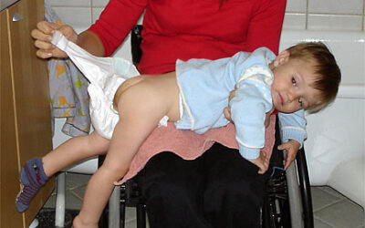 Blöjbyte med barnet sittande i knät