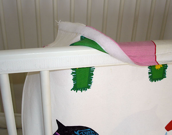 Attachment of fabric to the opening of the bed (close-up)