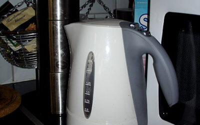 Water kettle with easy-grip handle