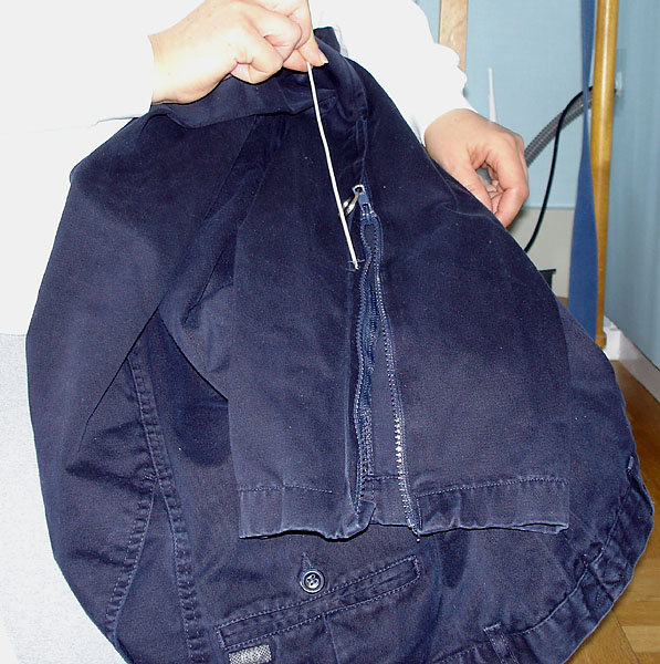 Blixtlås av specialanpassade jeans, sticknål sätts in