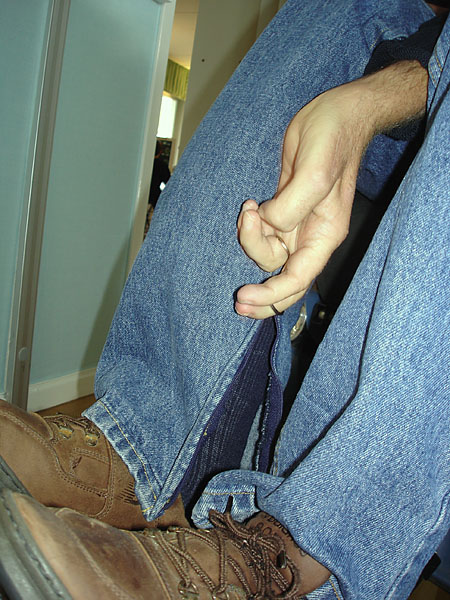 Specialanpassade jeans, blixtlåset öppnas genom att användaren stoppar in långfingret i blixtlåsets nyckelring.