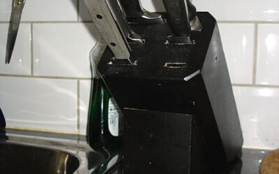 Knife block suitable for persons with impaired grip