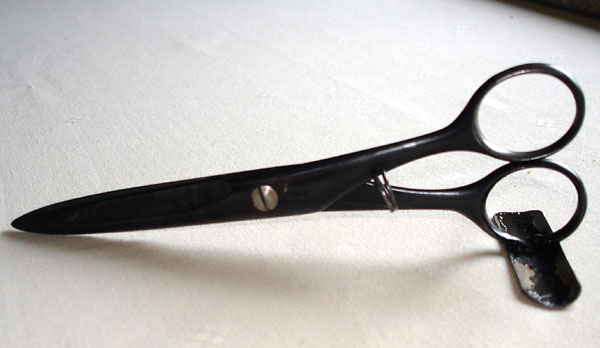 Scissors with table support