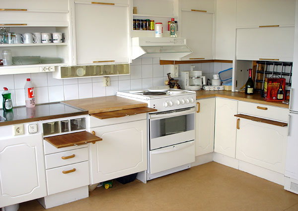 Standard kitchens with multiple pull-outs at different heights