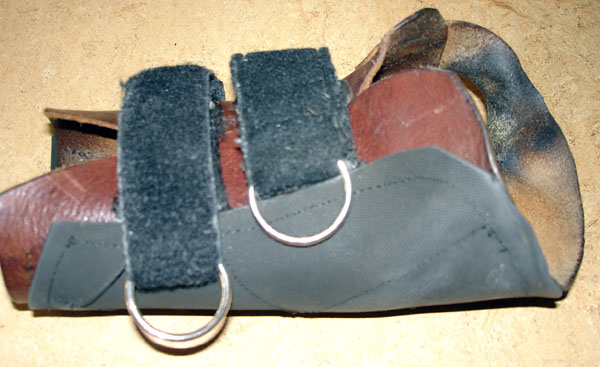 Velcro straps with key rings in wheelchair gloves