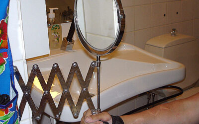 Mirror with pull-out wall bracket