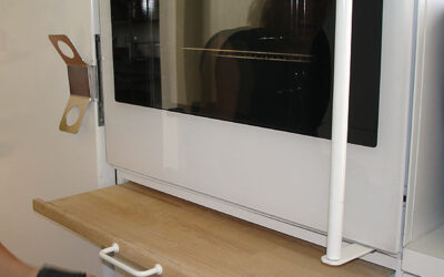 Oven with side-hinged oven door