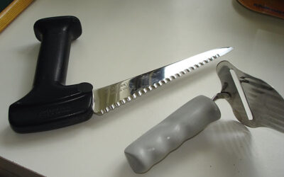 Kniv och osthyvel med anpassade grepp