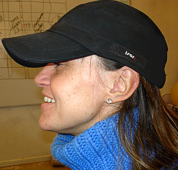 Cap with built-in cooling or heating elements