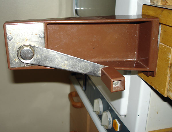 Wall-mounted can opener