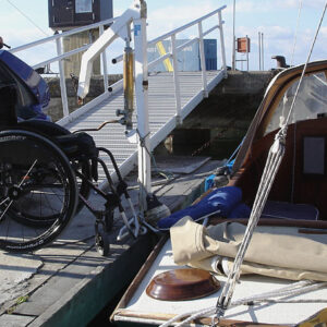 Förflyttning segelbåt rullstol med stationär lyft
