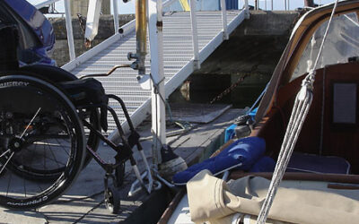 Förflyttning segelbåt rullstol med stationär lyft