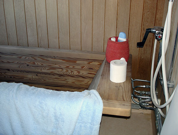 Custom-built bathtub in larch wood