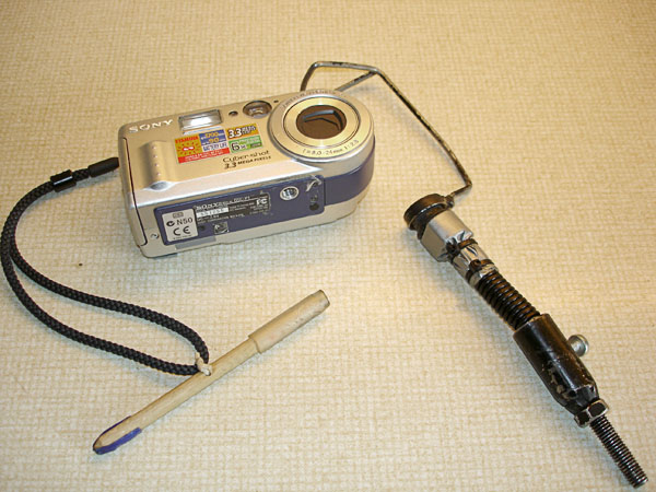 Metallbygel på hållaren och munpinne på kameran (närbild)