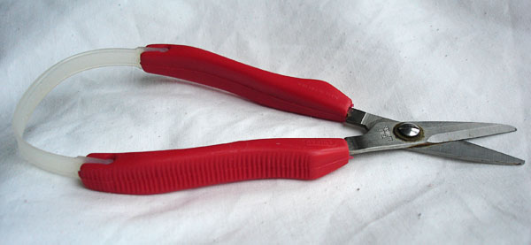Self-opening scissors