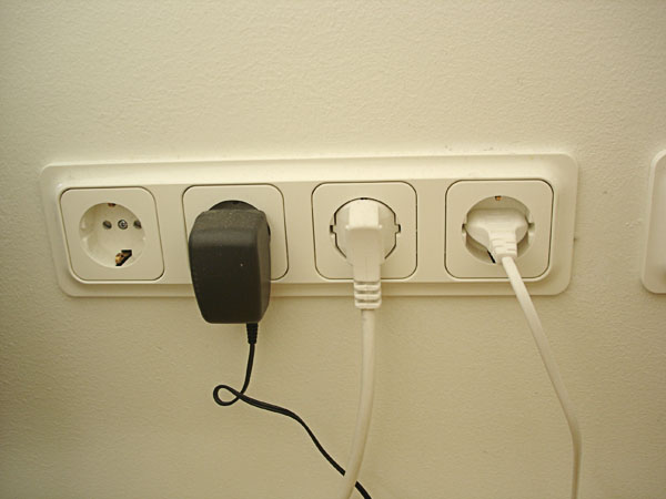 Four wall outlet