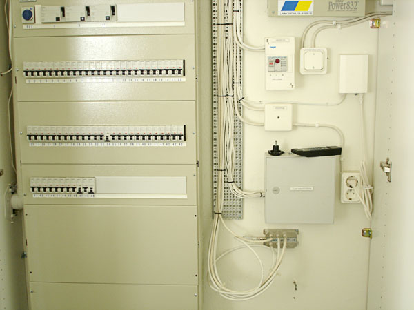 Distribution box with many automatic fuses