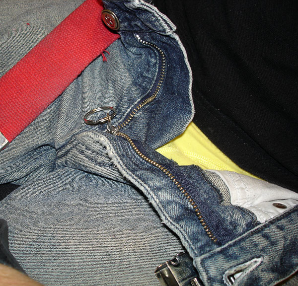 Nyckelring på blixtlås till jeans
