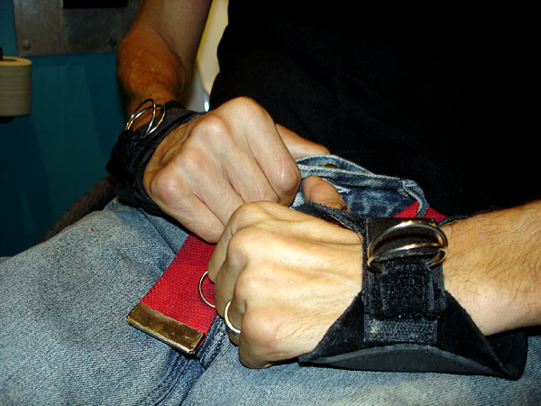 Användaren knäppar jeansknappen