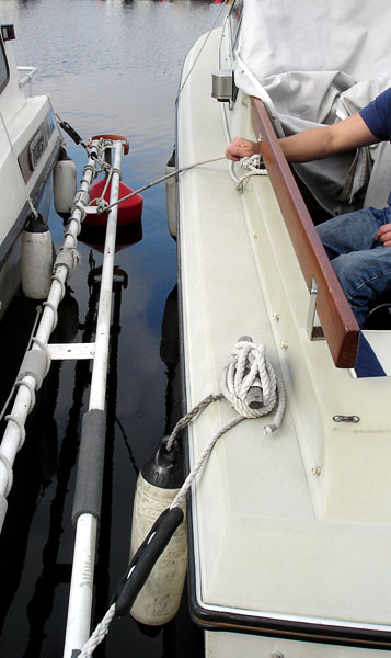 User ties up boat