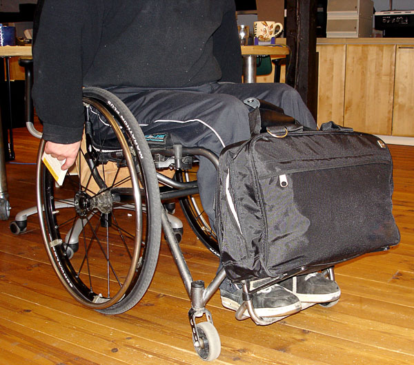 Användaren transporterar en väska på väskhållaren
