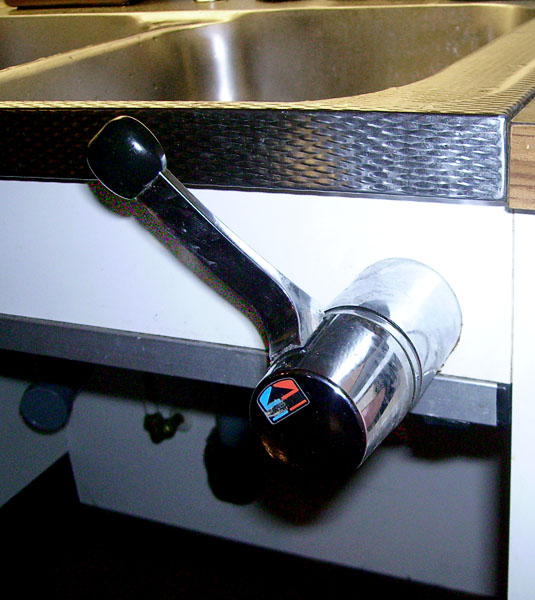 Single lever faucet on front edge of sink (close-up)