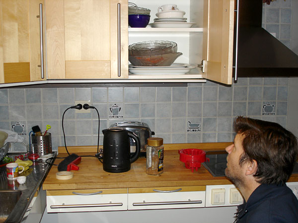 Elektrisk reglerbara skåp i anpassat kök