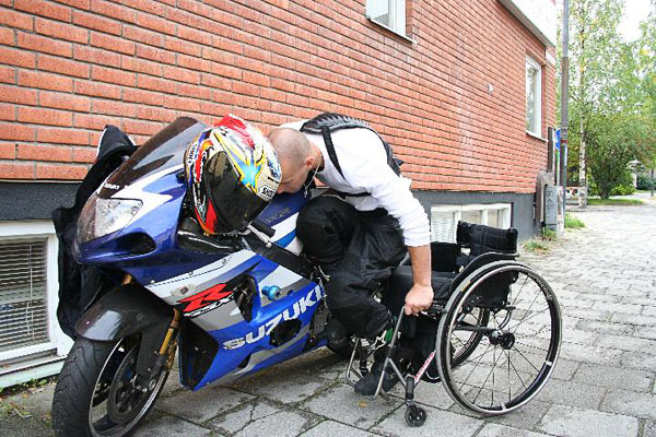 User transfers to motorcycle. Photo: from www.kritto.se