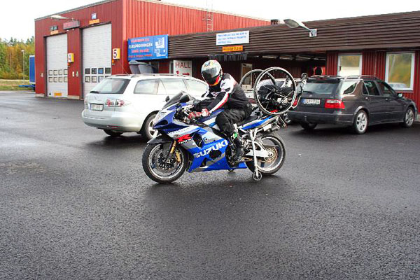User on motorcycle, support wheels in lowered position. Photo: from www.kritto.se