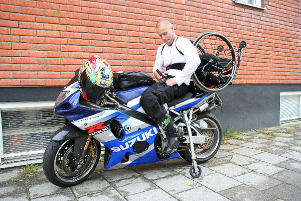 Användaren sätter sig tillrätta på motorcykeln. Foto: från www.kritto.se