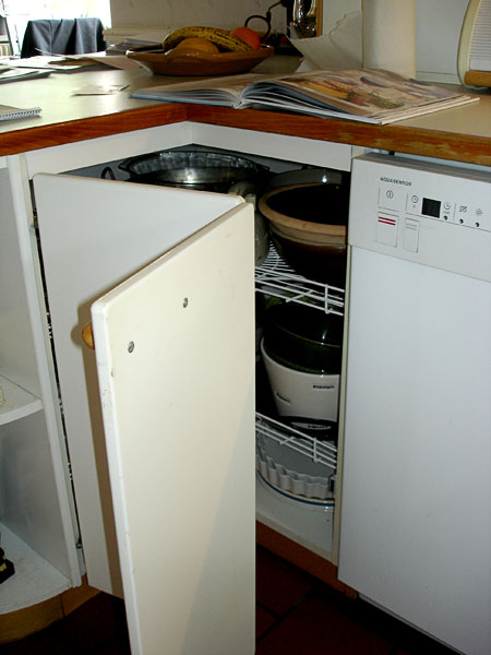 Corner cabinet, half open