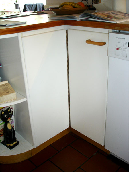 Corner cabinet, closed