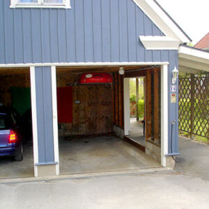 Garage adapted to minivan