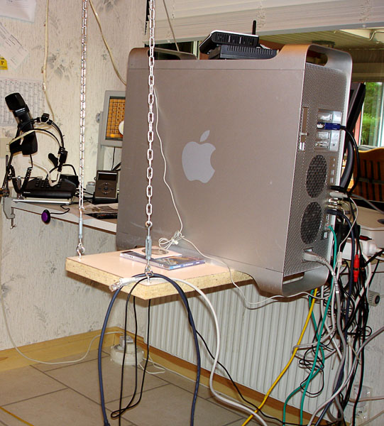 Datorn är placerad på den utstickande delen av arbetsbordet.
