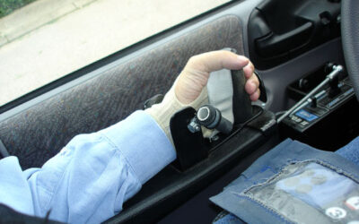 Gas- och bromsreglage i anpassad minivan
