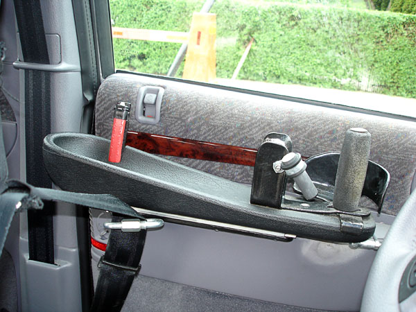 Armrest with cruise control (a lever positioned so that it lies on the outside of the elbow))