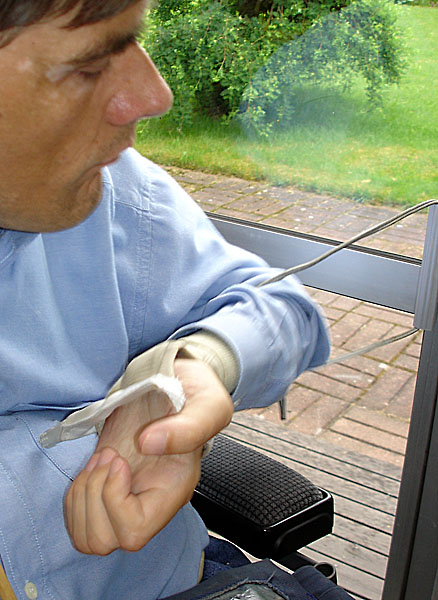 User holds the balcony door stringloop in his flexed armbow.