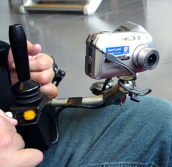 Kamera fastsatt med stativ/hållare på elrullstol