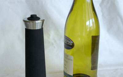 Wine bottle opener with gas cartridge