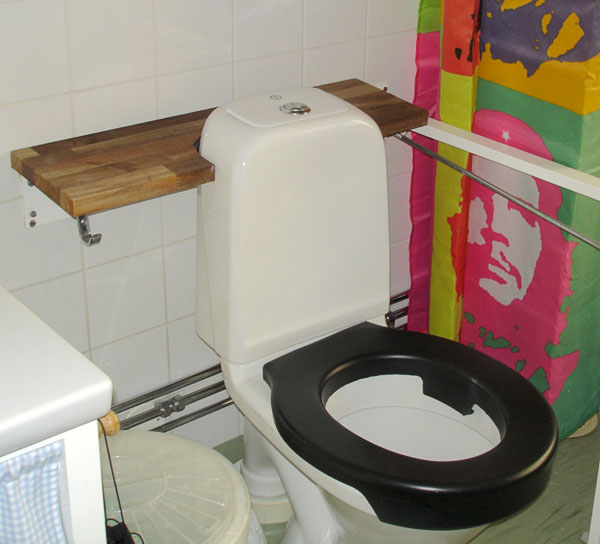 Toalettstolen med förstärkning bakom vattenbehållaren