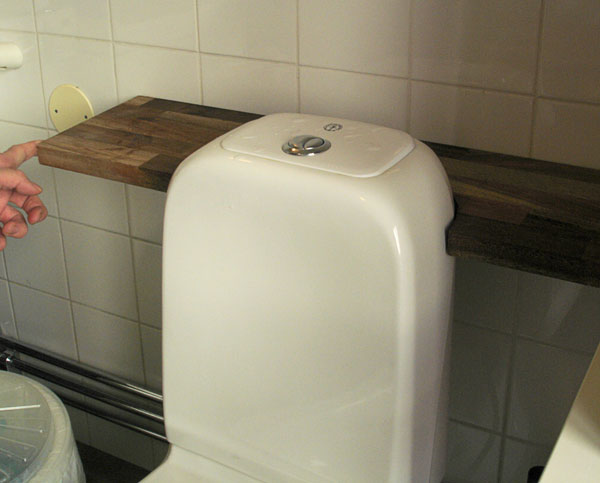 Förstärkning bakom toalettens vattenbehållare (närbild)