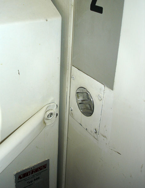Elevator door with twist knob