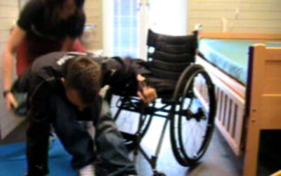 Förflyttning från rullstol till golv med hjälp