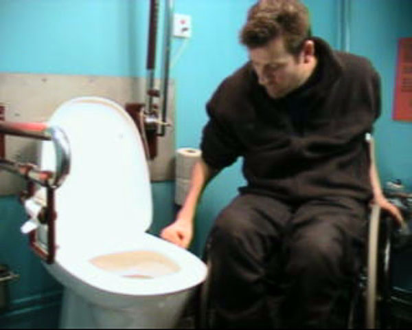 Användaren flyttar sig från rullstolen till toaletten