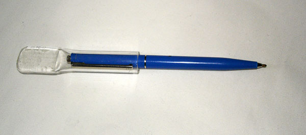 På baksidan av en penna sitter en plexiglasförlängning som användaren kan ta i munnen och bita på.